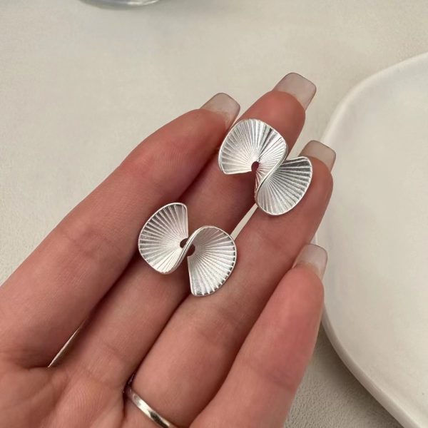 Wholesale 925 Sterling Silver Frosted Scalloped Earrings - Image 3