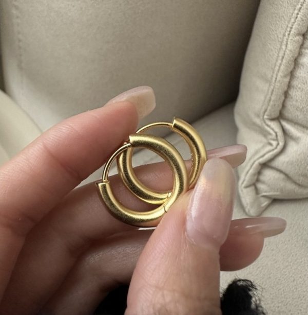 Wholesale 925 Sterling Silver Frosted Round Hoop Earrings In Gold - Image 3