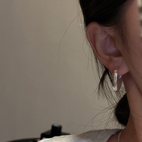 Wholesale 925 Sterling Silver Matte Frosted Love Buckle Earrings - Image 4