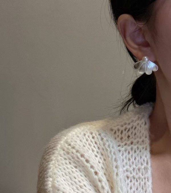 Wholesale 925 Sterling Silver Pearl Petal Earrings - Image 6