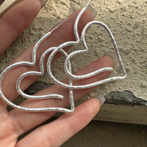 Wholesale 925 Sterling Silver Large Matte Heart Line Earrings - Image 3