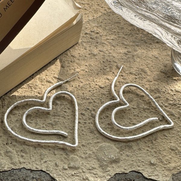 Wholesale 925 Sterling Silver Large Matte Heart Line Earrings - Image 2