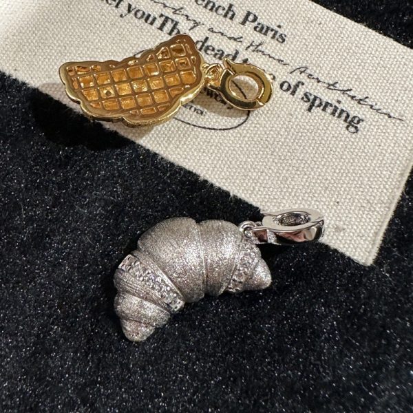 Wholesale 925 Sterling Silver Brushed Zircon Croissant Pendant - Image 5