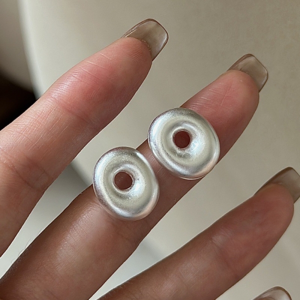Wholesale 925 Sterling Silver Hollow Matte Donut Earrings - Image 3