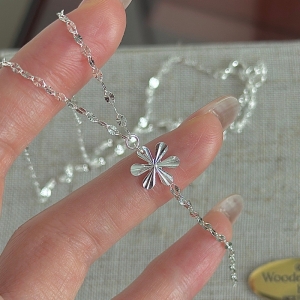 Wholesale 925 Sterling Silver Glittering Flower Necklace