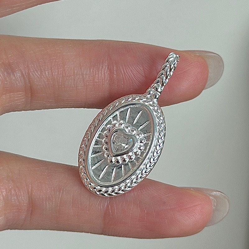Wholesale 925 Sterling Silver Victorian Style Braided Edge Heart Radiant Coin Pendant - Image 2